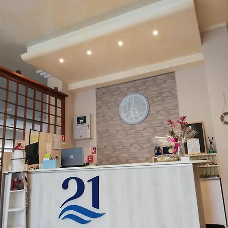 21 ホテル 2*